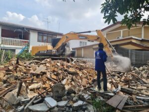 รื้อถอนบ้าน