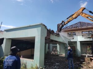 รื้อถอนบ้าน